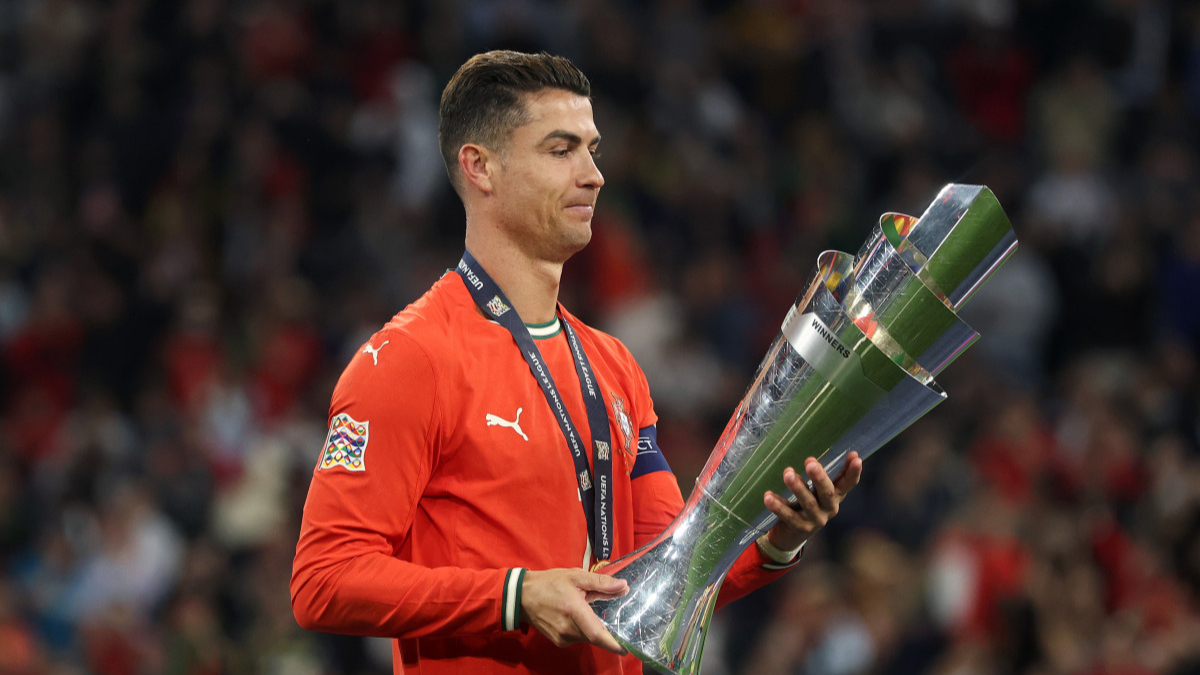 NG娱乐-C罗回归赛场，势不可挡首场状态亮眼，湖人观众沸腾！的简单介绍